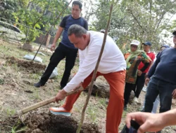 Perkuat Ruang Hijau Kota, Wali Kota Bekasi Tanam 200 Pohon di Danau Duta Harapan