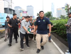 Tim Medis Polda Metro Jaya Sigap Evakuasi Mahasiswa yang Pingsan Saat Aksi