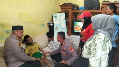 Wujud Peduli dan Empati, Kapolsek Bekasi Barat Kunjungi Warga Disabilitas dan Lansia di Kranji