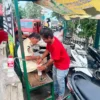 Satpol PP Kota Bekasi Tangani Anggota Lansia yang Sakit dan Linglung di Stasiun Bekasi