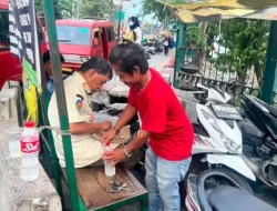 Satpol PP Kota Bekasi Tangani Anggota Lansia yang Sakit dan Linglung di Stasiun Bekasi