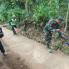 Ciptakan Lingkungan Bersih dan Sehat, Serda Suhartono Bersama Warga Banggle Gelar Kerja Bakti