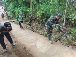 Ciptakan Lingkungan Bersih dan Sehat, Serda Suhartono Bersama Warga Banggle Gelar Kerja Bakti