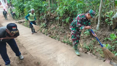 Ciptakan Lingkungan Bersih dan Sehat, Serda Suhartono Bersama Warga Banggle Gelar Kerja Bakti