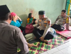 Kunjungi Warga Yang Sakit Dan Lansia Kapolsek Bekasi Barat Salurkan Bantuan