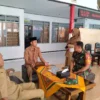 Tingkatkan Kondusifitas Wilayah, Babinsa Ngadirejo Gelar Komsos Bersama Aparat Kelurahan