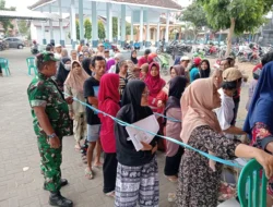 Sinergi TNI Dan Dinsos, Warga Kelurahan Bence Terima Bantuan Beras Alokasi Tiga Bulan