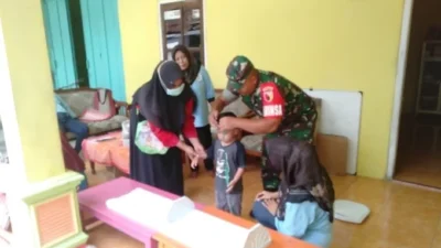 Cegah Stunting Sejak Dini, Babinsa Kelurahan Tlumpu Pendampingi Posyandu Balita
