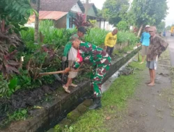 Wujud Kepedulian Lingkungan, Babinsa Koramil Udanawu Bersama Warga Gelar Karya Bakti Saluran Irigasi