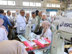 Kunjungi Pabrik Sepatu di Serang, Wamenaker Tekankan Pelindungan Pekerja