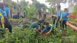 Babinsa Koramil Bakung Bersama Siswa Siswi SMKN 1 Blitar Tanam Pohon Di Monumen Trisula Melalui Program “Bersatu Dengan Alam”