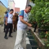 Dapati Laporan Warga, Tri Adhianto Cek Penyempitan Saluran Air di Perumahan Mandosi Permai Jatiluhur