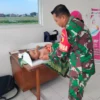 Inovasi Tekan Stunting, Babinsa Posramil Kepanjenkidul Dampingi Terapi Renang Balita Di Posyandu Sartika II