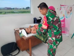Inovasi Tekan Stunting, Babinsa Posramil Kepanjenkidul Dampingi Terapi Renang Balita Di Posyandu Sartika II