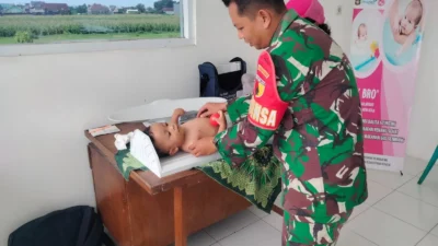 Inovasi Tekan Stunting, Babinsa Posramil Kepanjenkidul Dampingi Terapi Renang Balita Di Posyandu Sartika II