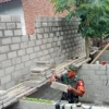 Wujud Kepedulian TNI, Babinsa Koramil 0808/04 Sanankulon Dampingi Pembangunan RTLH Di Desa Jeding