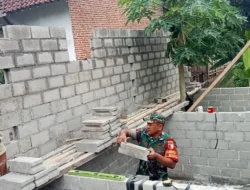 Wujud Kepedulian TNI, Babinsa Koramil 0808/04 Sanankulon Dampingi Pembangunan RTLH Di Desa Jeding