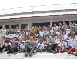 Satgas Damai Cartenz Bagikan Tas dan Alat Tulis untuk Masa Depan Papua
