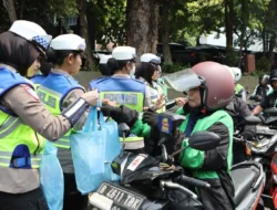 Polda Metro Jaya Sapa Komunitas Ojol Lewat Jumat Berkah