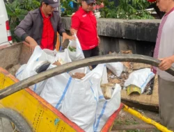 Serap Aspirasi Masyarakat, Ranting PDI Perjuangan Harapan Mulya Gelar Kerja Bakti Bersama Warga
