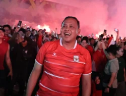 Serunya Wali Kota Bekasi dan Warga Nobar Timnas di Plaza Patriot Chandrabhaga