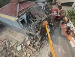Satu Unit Mobil Damkar Dikerahkan Kurangi Polusi Debu Saat Pembongkaran Bangunan di Tanah Apit