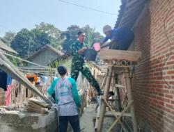 Wujud Kepedulian Sosial, Babinsa Desa Gogodeso Bantu Pembangunan RTLH Milik Warga