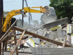 Pemkot Bekasi Bongkar Bangli Tanah Apit  di Atas  Lahan PJT II