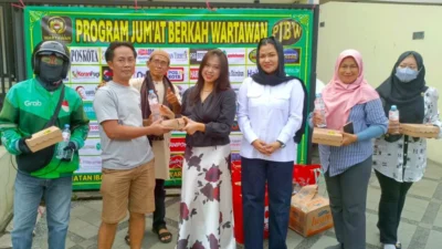 Libatkan Perempuan Jagatara, Jumat Berkah Wartawan Berbagi 100 Paket Makanan di Tebet & Kuningan Jaksel