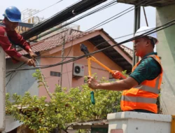 Wali Kota Bekasi Kembali Potong Kabel Udara Semrawut di Jalan Pangeran Jayakarta Sepanjang 3 Kilometer