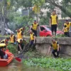 Aksi Green Policing, Polres Metro Bekasi Kota Bersihkan Eceng Gondok di Kali Baru untuk Antisipasi Banjir dan Ajak Warga Waspada DBD