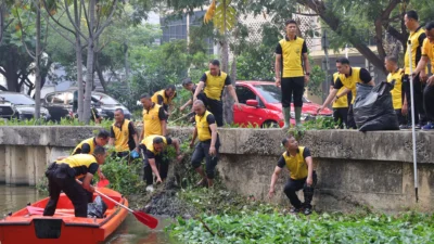 Aksi Green Policing, Polres Metro Bekasi Kota Bersihkan Eceng Gondok di Kali Baru untuk Antisipasi Banjir dan Ajak Warga Waspada DBD