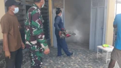 Cegah Demam Berdarah, Babinsa Kalipucung Pendampingan Fogging Serentak Di Dusun Kalipucung