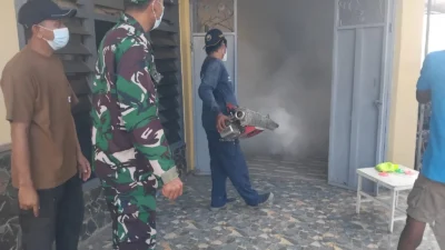 Cegah Demam Berdarah, Babinsa Kalipucung Pendampingan Fogging Serentak Di Dusun Kalipucung