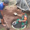Tingkatkan Sanitasi Sehat, Babinsa Koramil 0808/11 Binangun Gotong Royong Buat Jamban Warga