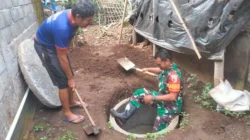 Tingkatkan Sanitasi Sehat, Babinsa Koramil 0808/11 Binangun Gotong Royong Buat Jamban Warga