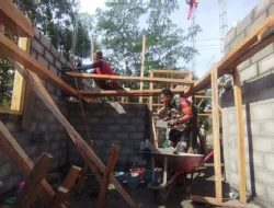 Gotong Royong Warga Dan Babinsa Koramil Binangun Bedah RTLH Milik Warga Di Blitar