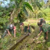 Wujud Kemanunggalan TNI Dan Rakyat, Babinsa Kedungbanteng Bersama Warga Gotong Royong Bersihkan Irigasi Sawah